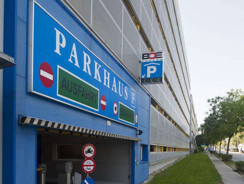 fdc9c648f4 Parkhäuser und Tiefgaragen sind vorhanden.